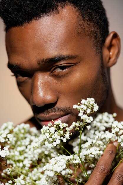 Modèle gros plan tenant des fleurs