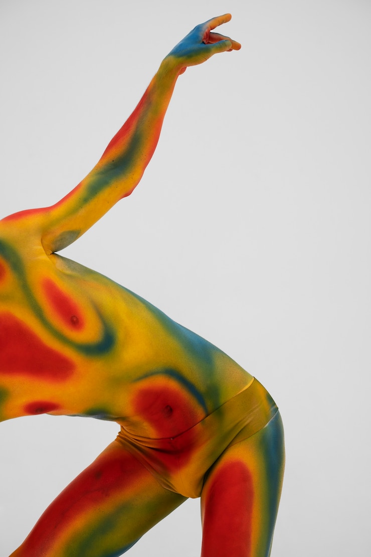 Photo gratuit modèle homme posant avec body painting coloré