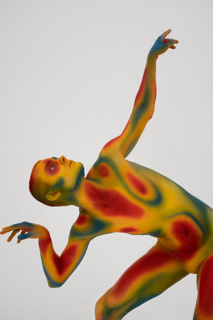 Photo gratuit modèle homme posant avec body painting coloré