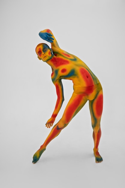 Modèle homme posant avec body painting coloré