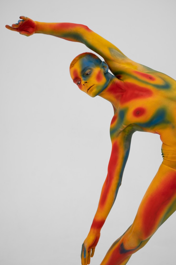 Photo gratuit modèle homme posant avec body painting coloré