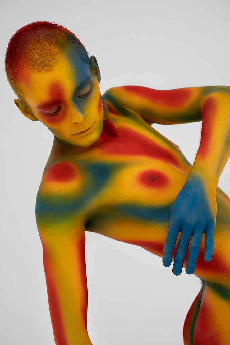 Photo gratuit modèle homme posant avec body painting coloré