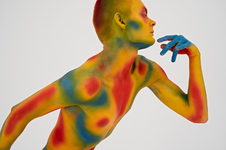 Photo gratuit modèle homme posant avec body painting coloré