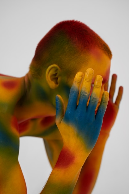 Modèle homme posant avec body painting coloré