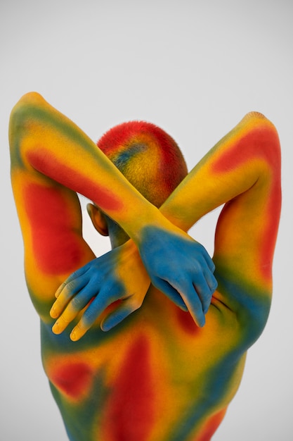 Modèle homme posant avec body painting coloré