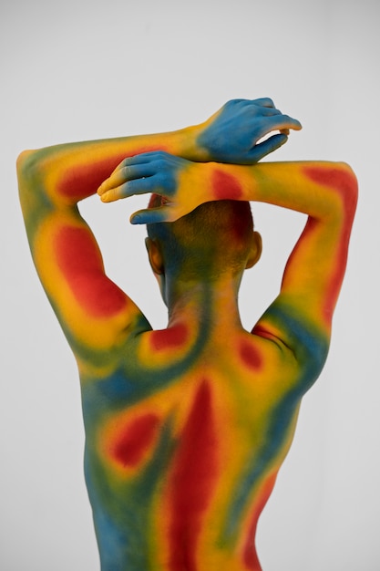 Modèle homme posant avec body painting coloré