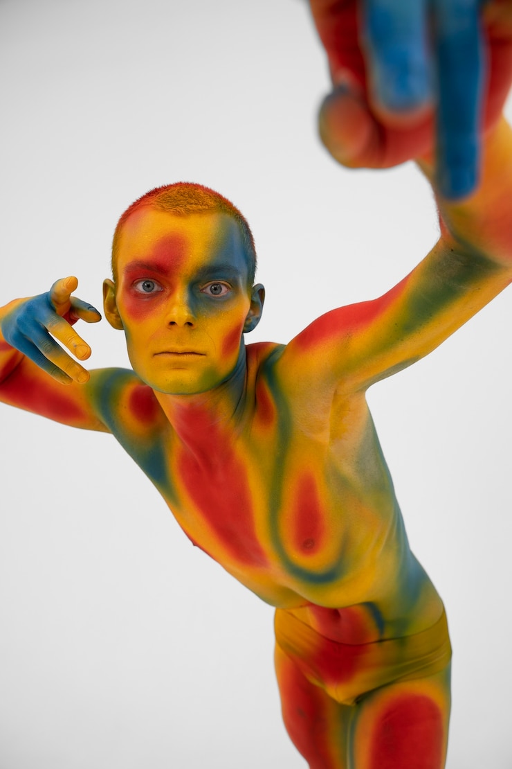 Photo gratuit modèle homme posant avec body painting coloré