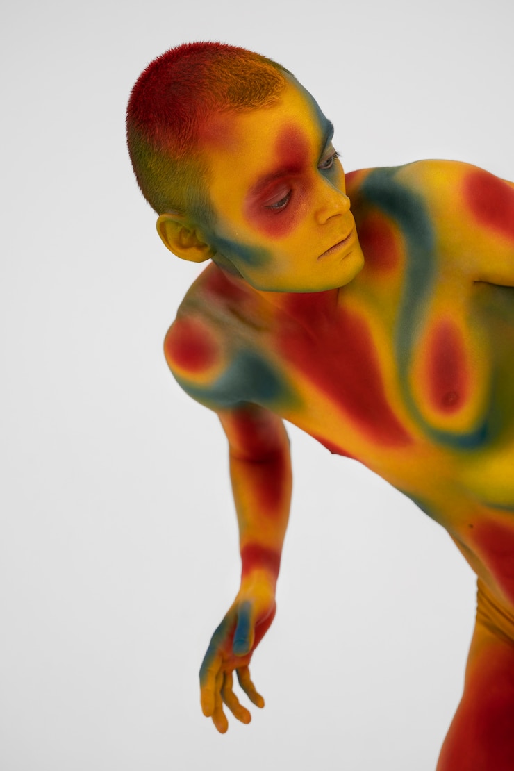 Photo gratuit modèle homme posant avec body painting coloré