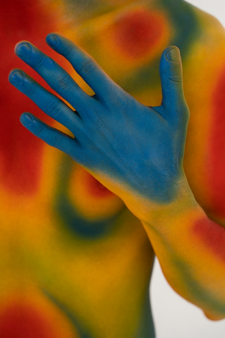 Photo gratuit modèle homme posant avec body painting coloré
