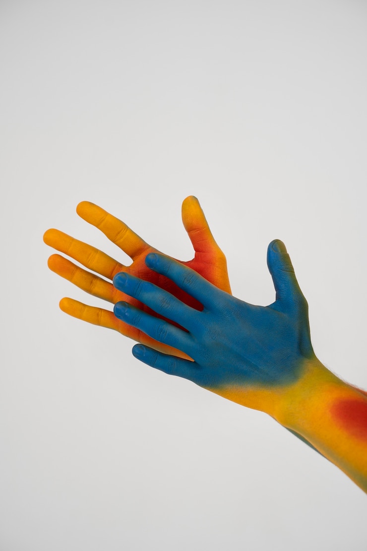Photo gratuit modèle homme posant avec body painting coloré