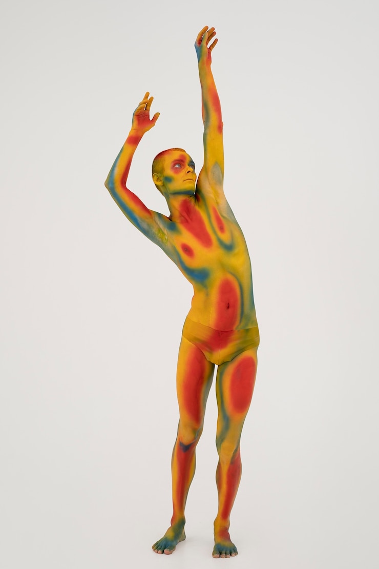 Photo gratuit modèle homme posant avec body painting coloré
