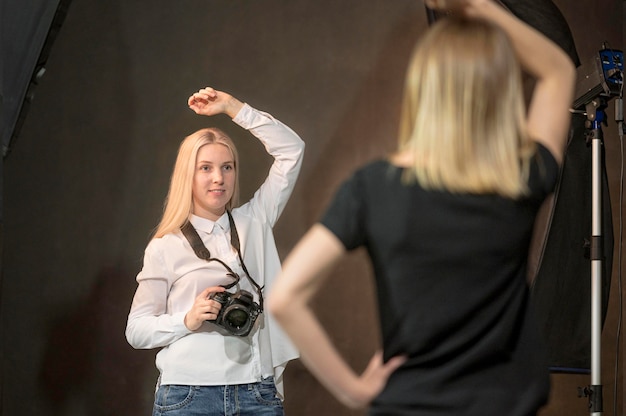 Photo gratuite modèle imitant la femme photographe