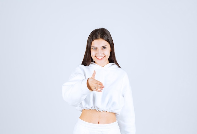 Modèle de jeune belle fille offrant une main de paume donnant de l'aide et de l'acceptation.