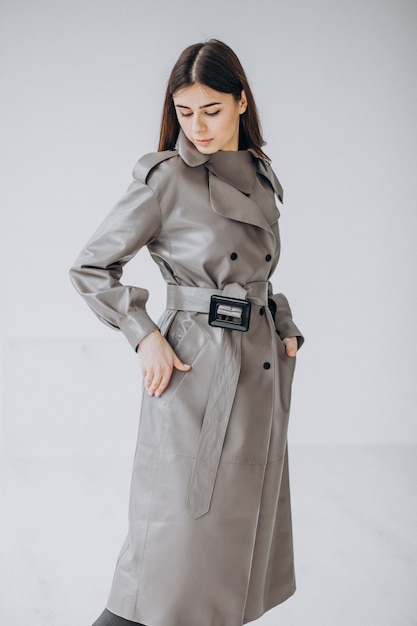 Modèle jeune femme portant un long manteau gris