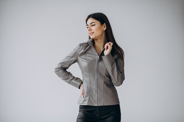 Modèle de jeune femme portant une veste en cuir gris