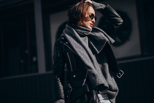 Modèle de jeune femme en veste de cuir à l'extérieur de la rue