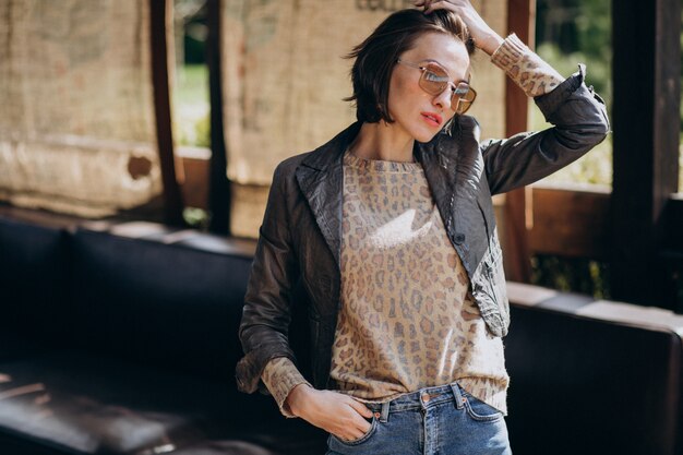 Modèle de jeune femme en veste posant à l'extérieur