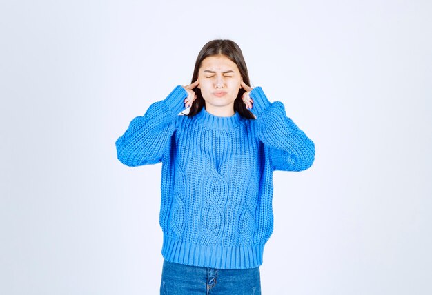 modèle de jeune fille coning les oreilles avec ses doigts.