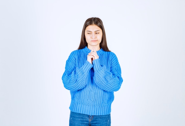 modèle de jeune fille debout et posant sur blanc-gris.