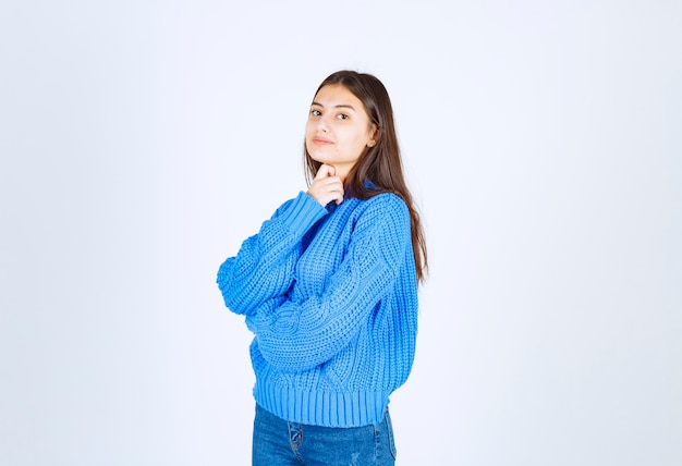 modèle de jeune fille debout et posant sur blanc-gris.