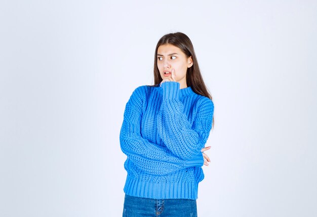 modèle de jeune fille debout et posant sur blanc-gris.