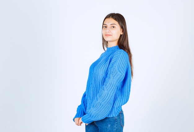 modèle de jeune fille debout et posant sur blanc-gris.