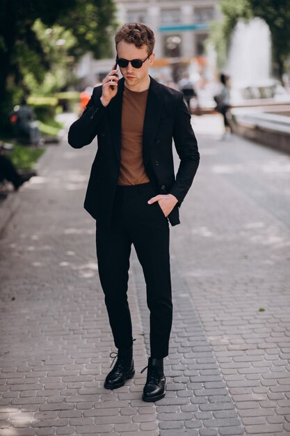 Modèle jeune homme à l&#39;aide de téléphone