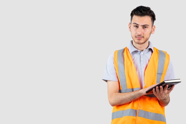 Modèle de jeune homme tenant des équipements de sport