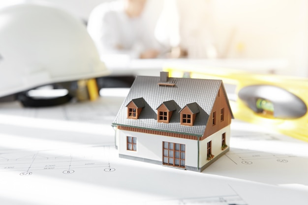 Modèle de maison sur les plans du projet