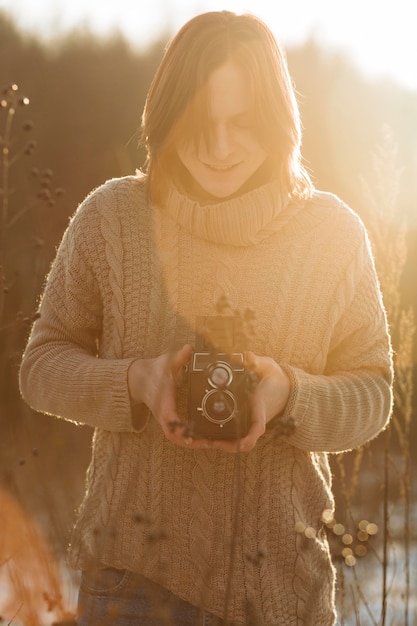 Modèle masculin à l'aide d'un appareil photo rétro