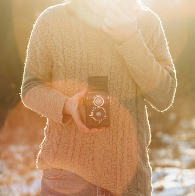 Modèle masculin à l'aide d'un appareil photo rétro