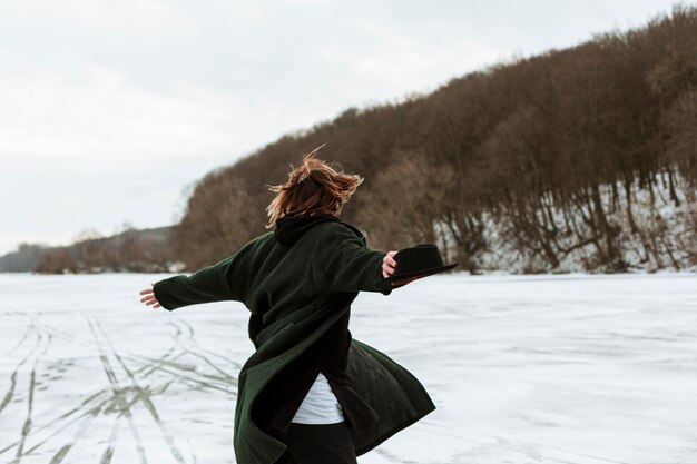 Modèle masculin posant dans des vêtements d'hiver à la lumière du jour