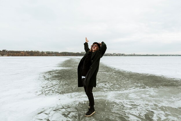 Modèle masculin posant dans des vêtements d'hiver à la lumière du jour