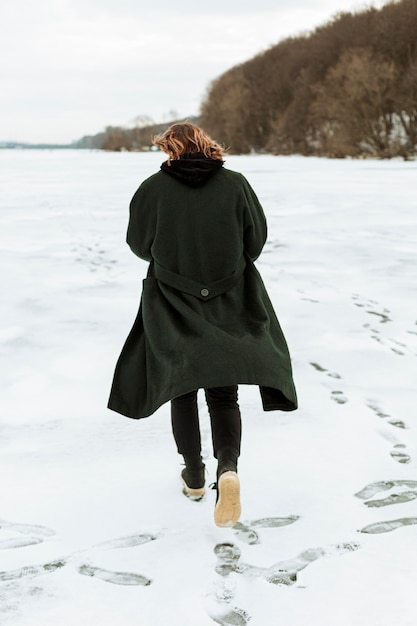 Modèle masculin posant dans des vêtements d'hiver