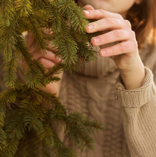 Modèle masculin touchant les branches