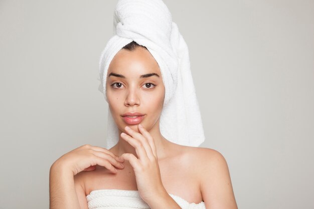 Modèle mignon après le bain au premier plan