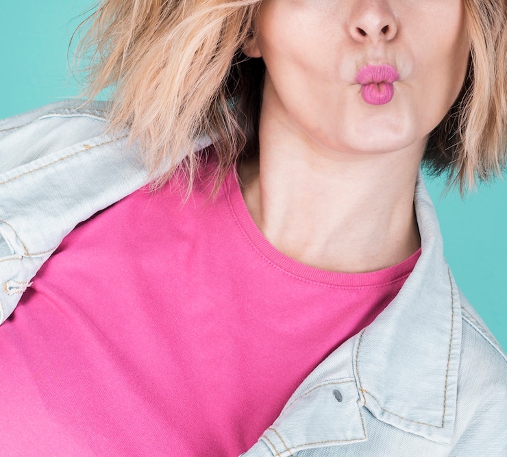 Photo gratuit modèle mignon plisser les lèvres se bouchent