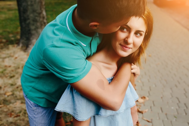 modèle mode famille confiant jeune