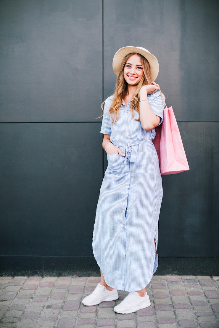 Photo gratuit modèle à la mode posant contently avec l&#39;achat