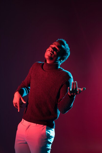 Modèle noir pose