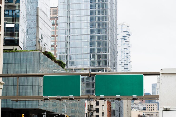 Photo gratuit modèle de panneau d&#39;affichage ci-dessus route de la ville