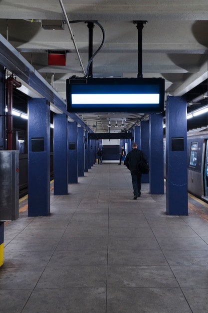 Modèle de panneau d&#39;affichage dans la station de métro