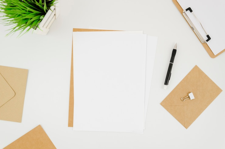 Photo gratuit modèle de papier à couche plate sur l'espace de travail