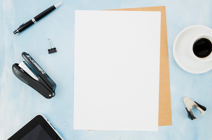 Photo gratuit modèle de papier à couche plate sur l'espace de travail