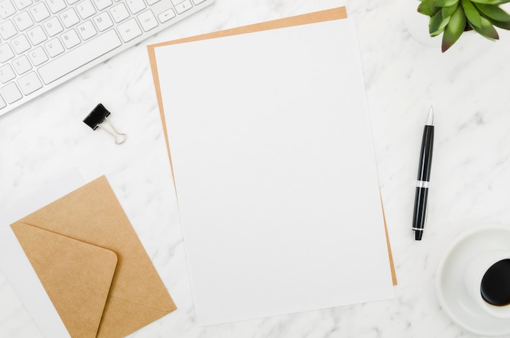 Photo gratuit modèle de papier à couche plate sur l'espace de travail