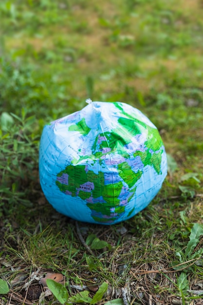 Modèle de planète soufflé sur l&#39;herbe