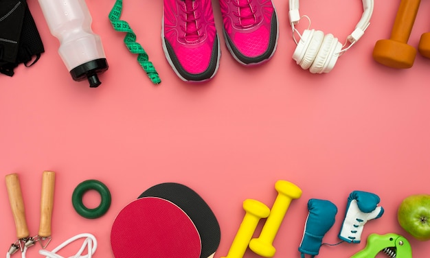 Photo gratuite modèle plat de baskets avec des essentiels de gym