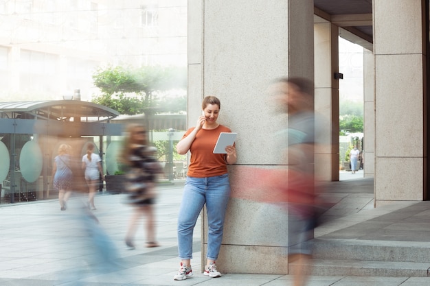 Modèle plussize inclusif féminin de race blanche dans son style de vie quotidien de tolérance à la réalité