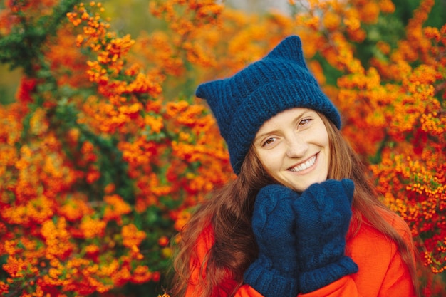 Modèle portant un bonnet d'hiver élégant et des gants
