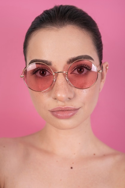 Modèle portant de jolies lunettes